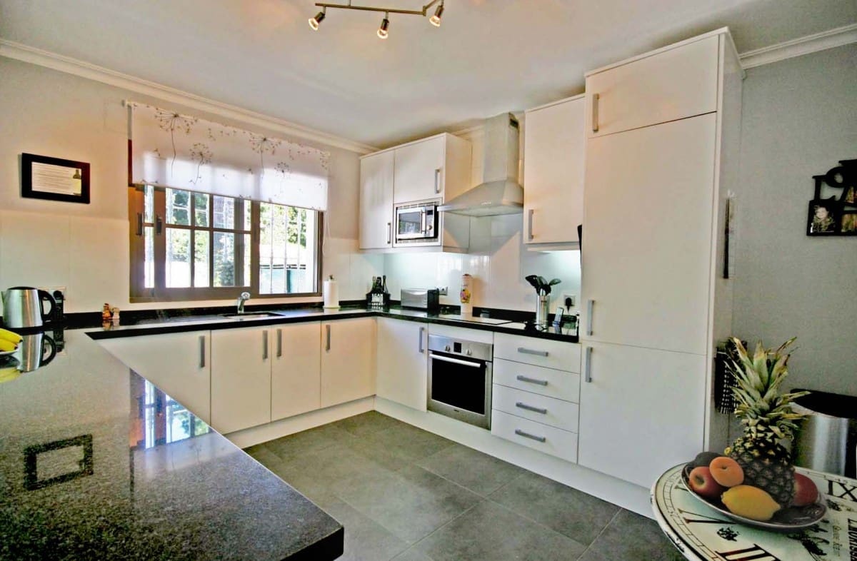 5 slaapkamer Villa te koop in Marbella met zwembad garage - € 749.000 (Ref: 10001557)
