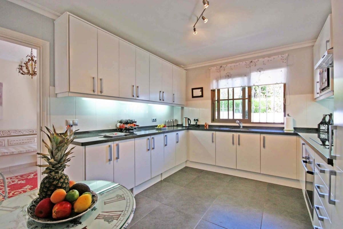 5 slaapkamer Villa te koop in Marbella met zwembad garage - € 749.000 (Ref: 10001557)