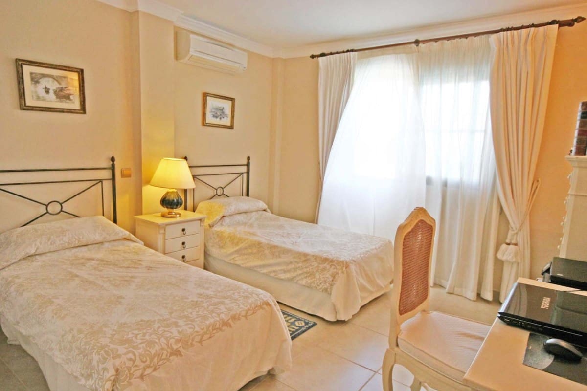 5 slaapkamer Villa te koop in Marbella met zwembad garage - € 749.000 (Ref: 10001557)