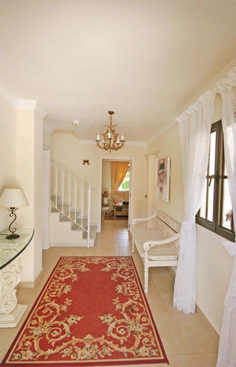 5 slaapkamer Villa te koop in Marbella met zwembad garage - € 749.000 (Ref: 10001557)