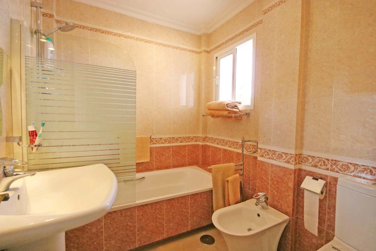 5 slaapkamer Villa te koop in Marbella met zwembad garage - € 749.000 (Ref: 10001557)