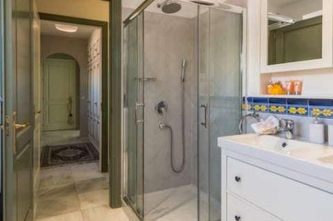 5 sypialnia Willa na sprzedaż w Marbella z basenem garażem - 2 650 000 € (Ref: 10001560)