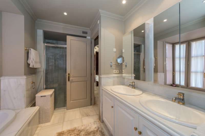 5 sypialnia Willa na sprzedaż w Marbella z basenem garażem - 2 650 000 € (Ref: 10001560)