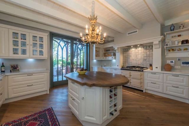 5 sypialnia Willa na sprzedaż w Marbella z basenem garażem - 2 650 000 € (Ref: 10001560)