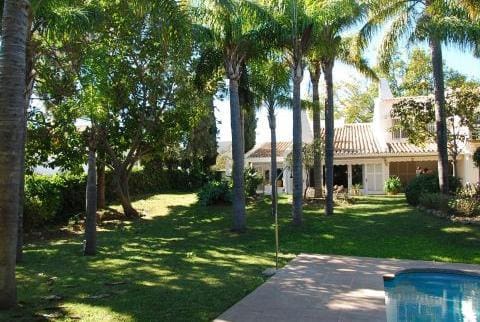 6 sypialnia Willa na sprzedaż w Marbella z basenem garażem - 1 875 000 € (Ref: 10001561)