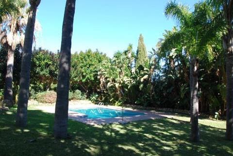 6 sypialnia Willa na sprzedaż w Marbella z basenem garażem - 1 875 000 € (Ref: 10001561)