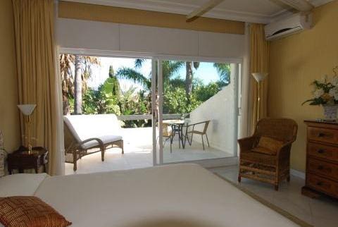 6 sypialnia Willa na sprzedaż w Marbella z basenem garażem - 1 875 000 € (Ref: 10001561)
