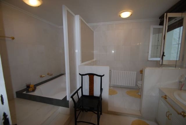 6 sypialnia Willa na sprzedaż w Marbella z basenem garażem - 1 875 000 € (Ref: 10001561)