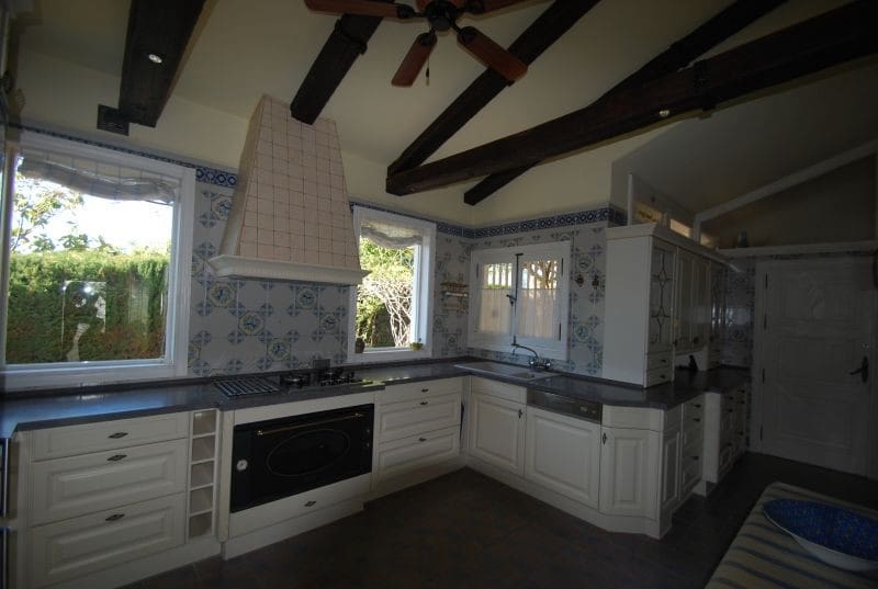 6 sypialnia Willa na sprzedaż w Marbella z basenem garażem - 1 875 000 € (Ref: 10001561)