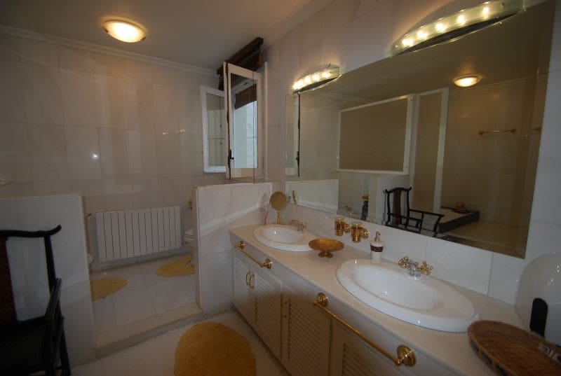 6 sypialnia Willa na sprzedaż w Marbella z basenem garażem - 1 875 000 € (Ref: 10001561)