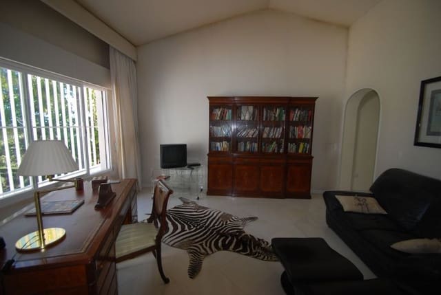 6 sypialnia Willa na sprzedaż w Marbella z basenem garażem - 1 875 000 € (Ref: 10001561)