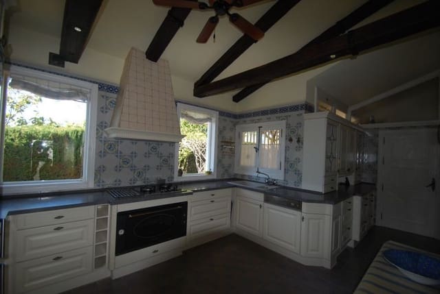 6 sypialnia Willa na sprzedaż w Marbella z basenem garażem - 1 875 000 € (Ref: 10001561)