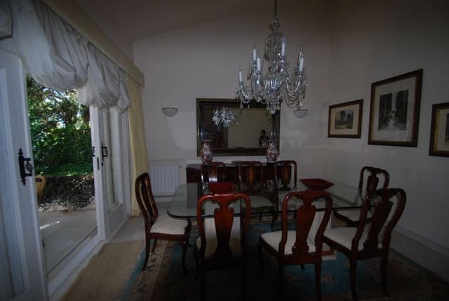 6 sypialnia Willa na sprzedaż w Marbella z basenem garażem - 1 875 000 € (Ref: 10001561)