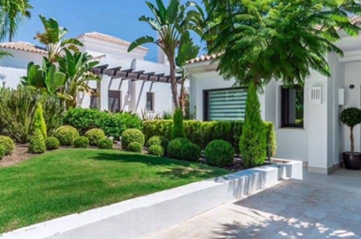 5 bedroom Villa for sale in Marbella with pool garage - € 1,950,000 (Ref: 10001566)