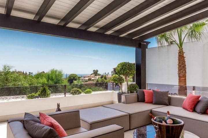 5 bedroom Villa for sale in Marbella with pool garage - € 1,950,000 (Ref: 10001566)