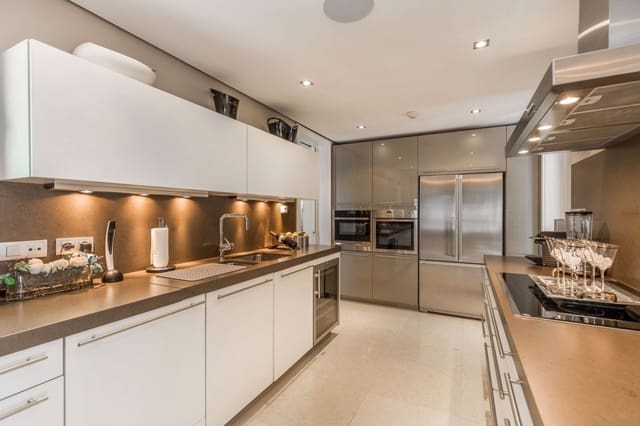 5 bedroom Villa for sale in Marbella with pool garage - € 1,950,000 (Ref: 10001566)