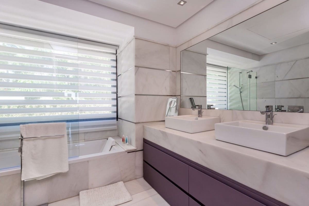 5 bedroom Villa for sale in Marbella with pool garage - € 1,950,000 (Ref: 10001566)