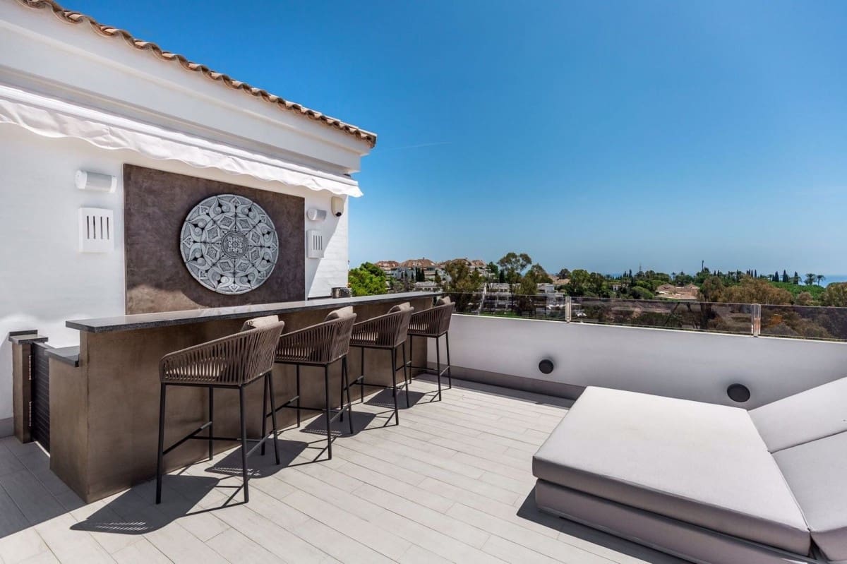5 bedroom Villa for sale in Marbella with pool garage - € 1,950,000 (Ref: 10001566)