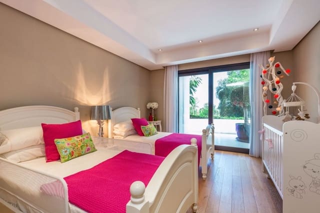 5 bedroom Villa for sale in Marbella with pool garage - € 1,950,000 (Ref: 10001566)