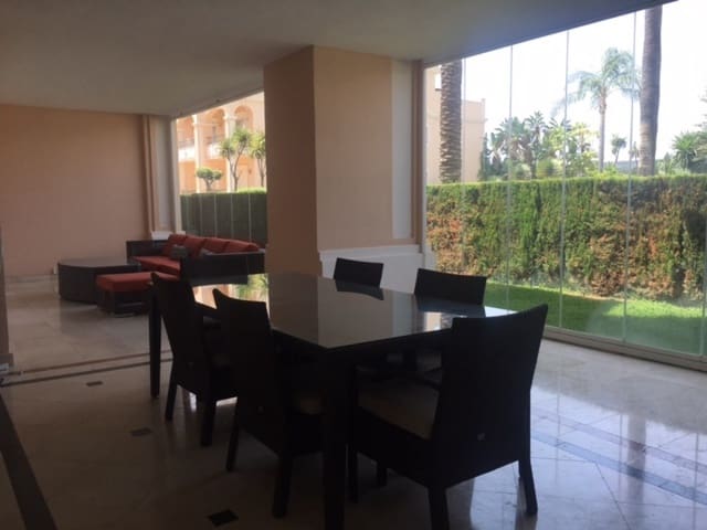 Apartamento de 3 habitaciones en Golden Mile, Marbella en venta con piscina garaje - 799.500 € (Ref: 10001567)