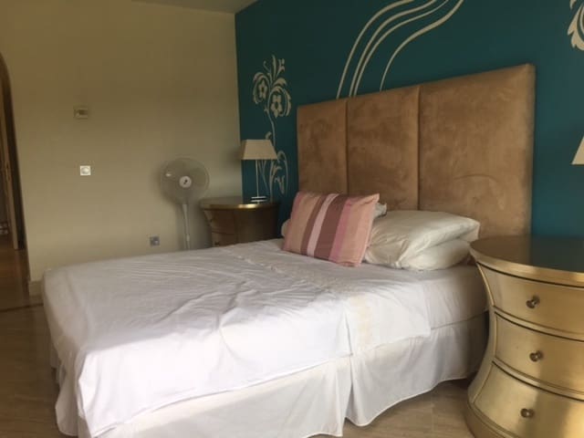 Apartamento de 3 habitaciones en Golden Mile, Marbella en venta con piscina garaje - 799.500 € (Ref: 10001567)