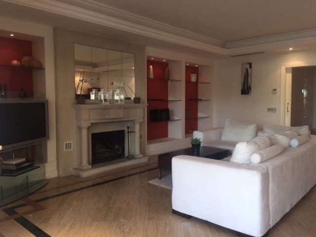 Apartamento de 3 habitaciones en Golden Mile, Marbella en venta con piscina garaje - 799.500 € (Ref: 10001567)