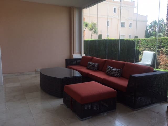 Apartamento de 3 habitaciones en Golden Mile, Marbella en venta con piscina garaje - 799.500 € (Ref: 10001567)