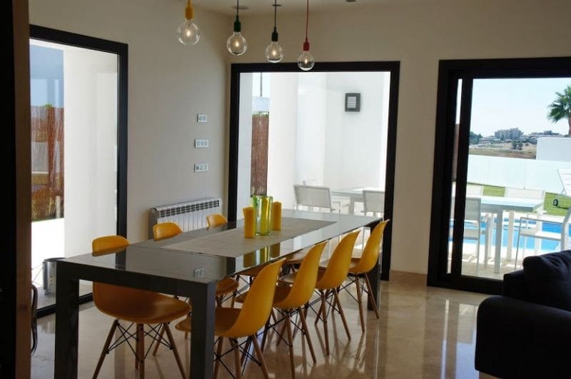 5 sovrum Villa till salu i Benahavis med pool garage - 1 295 000 € (Ref: 10001569)