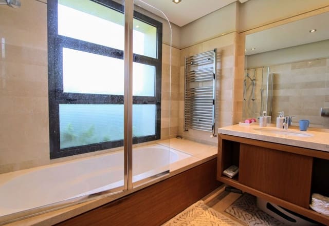 Apartamento de 2 habitaciones en Marbella en venta con piscina garaje - 790.000 € (Ref: 10001576)