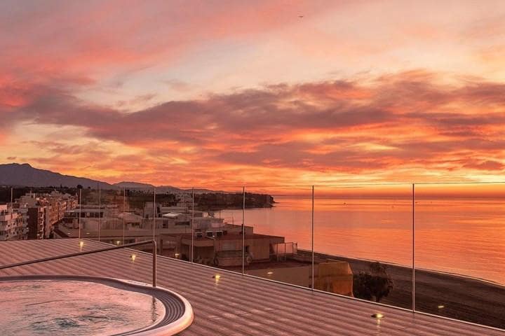 Ático de 3 habitaciones en Estepona en venta con piscina garaje - 2.290.000 € (Ref: 10001578)