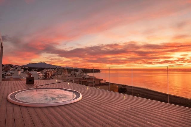 Ático de 3 habitaciones en Estepona en venta con piscina garaje - 2.290.000 € (Ref: 10001578)