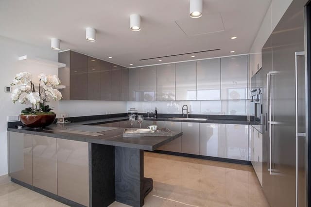 Ático de 3 habitaciones en Estepona en venta con piscina garaje - 2.290.000 € (Ref: 10001578)