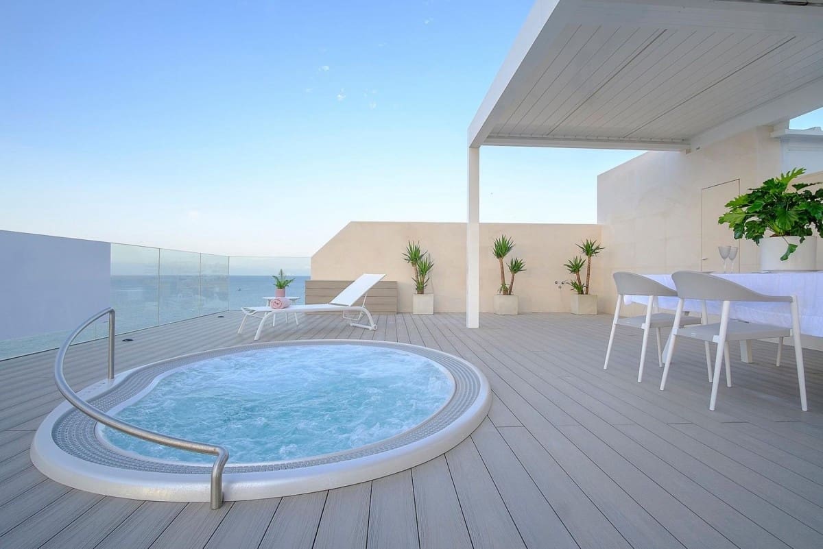 Ático de 3 habitaciones en Estepona en venta con piscina garaje - 2.290.000 € (Ref: 10001578)