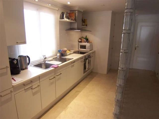 3 quarto Apartamento para venda em Puerto Banus, Marbella com piscina garagem - 879 500 € (Ref: 10001580)