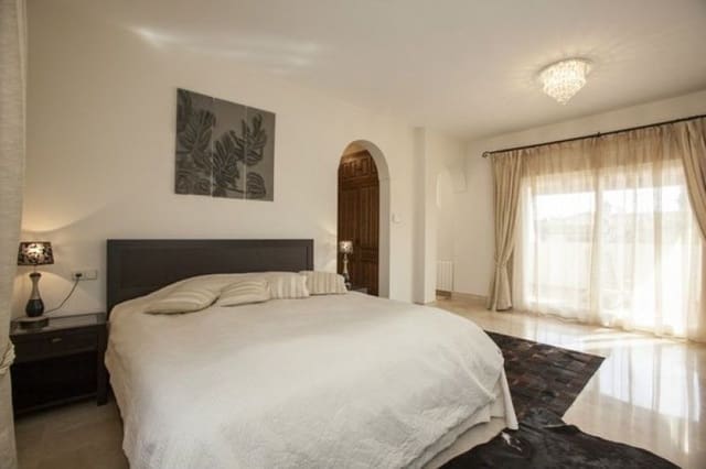 4 sypialnia Willa na sprzedaż w Marbella z basenem garażem - 849 000 € (Ref: 10001581)