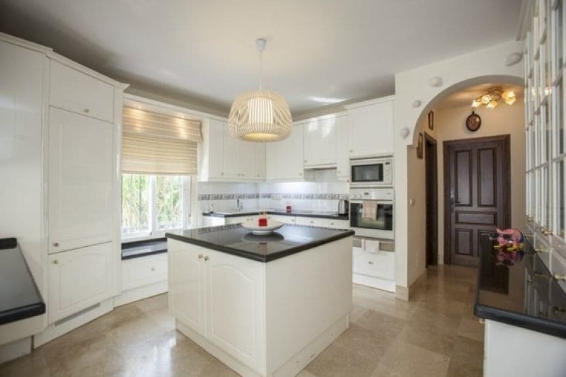 4 sypialnia Willa na sprzedaż w Marbella z basenem garażem - 849 000 € (Ref: 10001581)