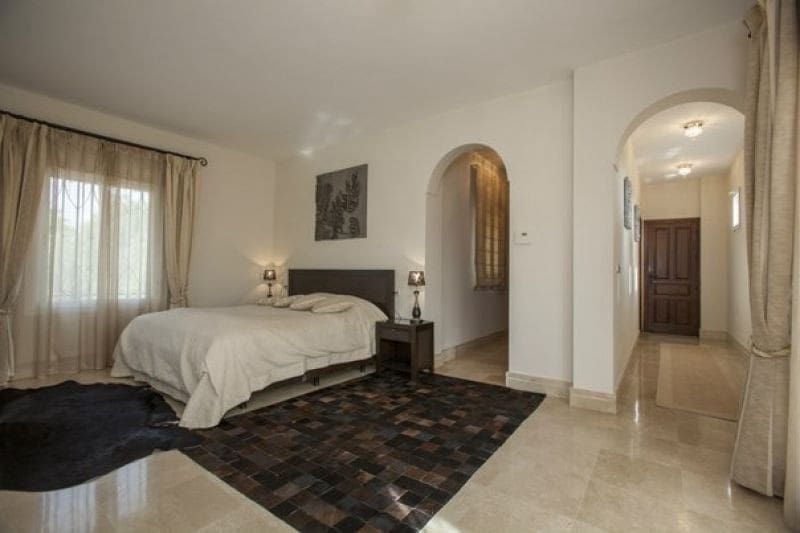 4 sypialnia Willa na sprzedaż w Marbella z basenem garażem - 849 000 € (Ref: 10001581)