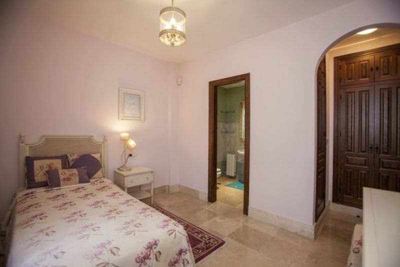 4 sypialnia Willa na sprzedaż w Marbella z basenem garażem - 849 000 € (Ref: 10001581)