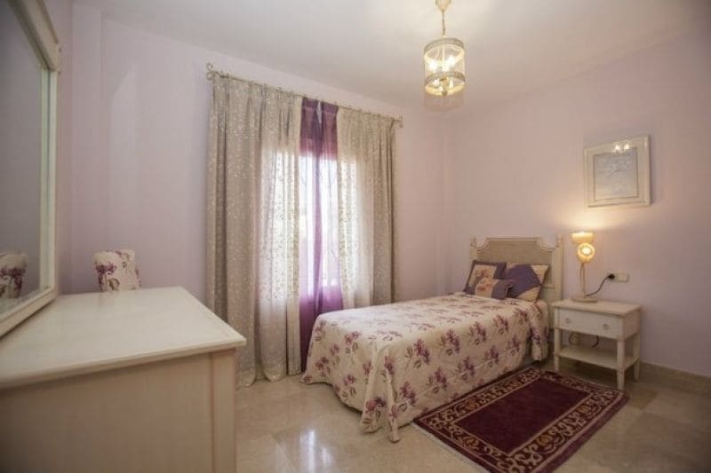 4 sypialnia Willa na sprzedaż w Marbella z basenem garażem - 849 000 € (Ref: 10001581)