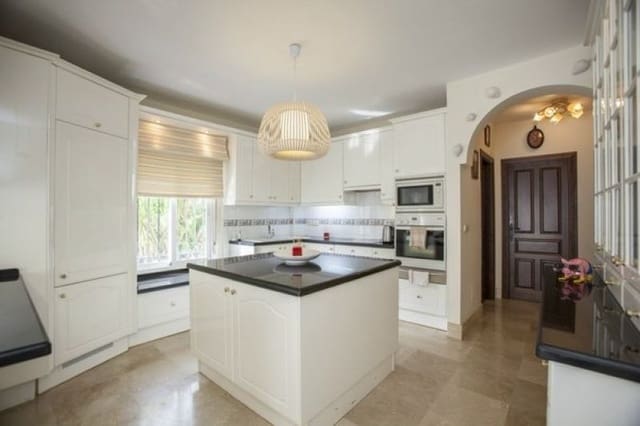 4 sypialnia Willa na sprzedaż w Marbella z basenem garażem - 849 000 € (Ref: 10001581)