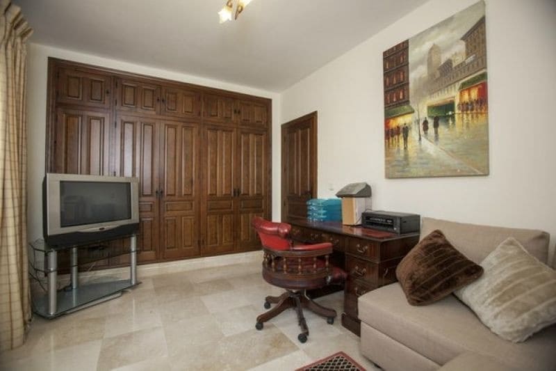 4 sypialnia Willa na sprzedaż w Marbella z basenem garażem - 849 000 € (Ref: 10001581)