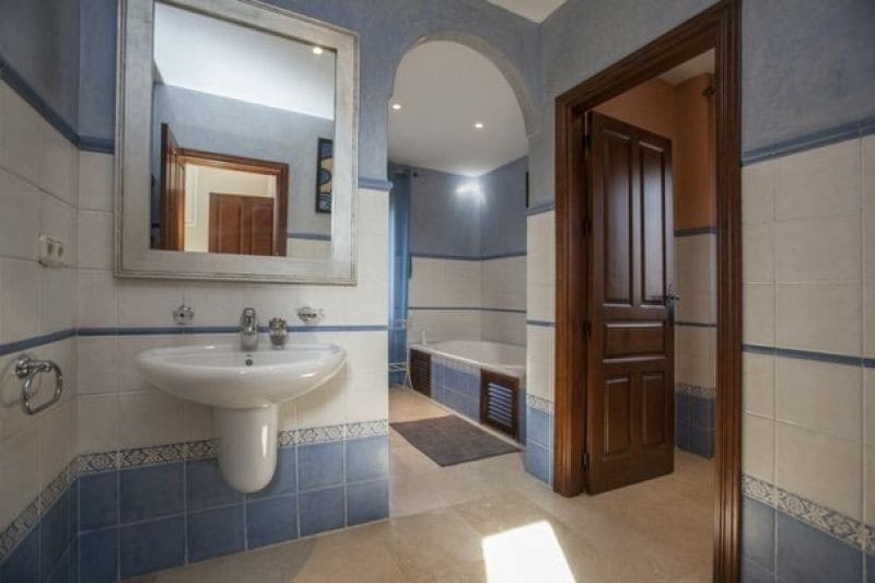 4 sypialnia Willa na sprzedaż w Marbella z basenem garażem - 849 000 € (Ref: 10001581)
