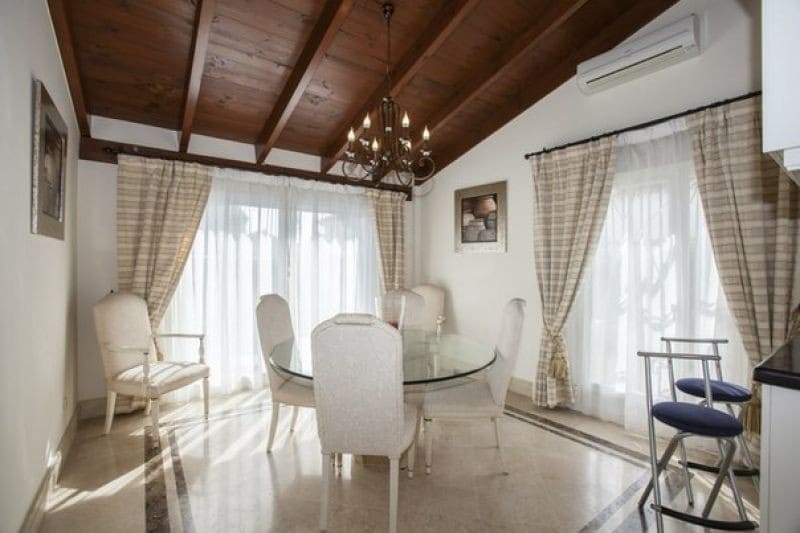4 sypialnia Willa na sprzedaż w Marbella z basenem garażem - 849 000 € (Ref: 10001581)