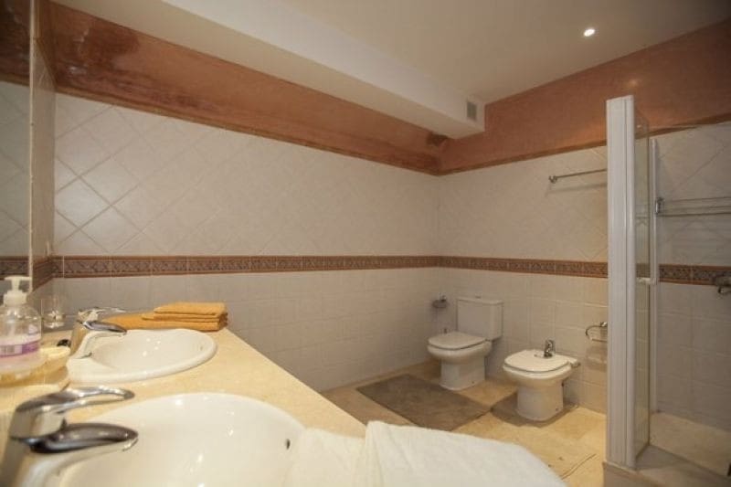 4 sypialnia Willa na sprzedaż w Marbella z basenem garażem - 849 000 € (Ref: 10001581)