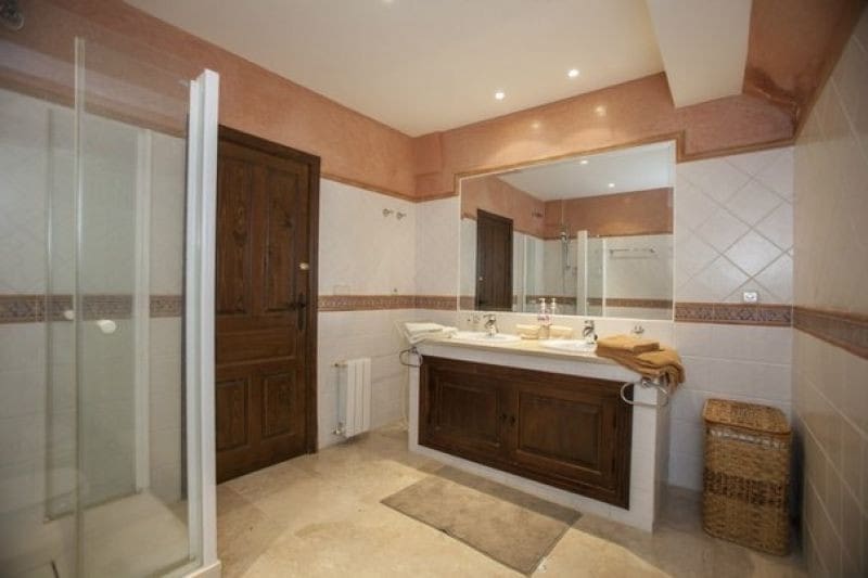 4 sypialnia Willa na sprzedaż w Marbella z basenem garażem - 849 000 € (Ref: 10001581)