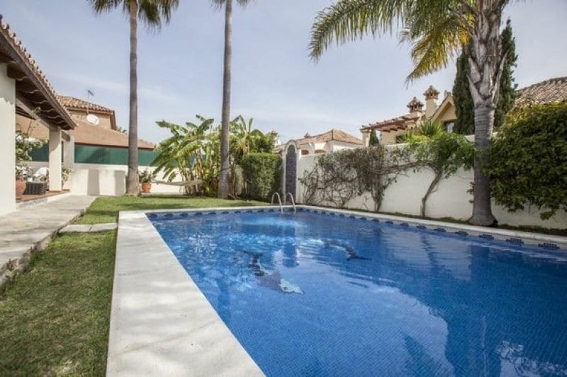 4 sypialnia Willa na sprzedaż w Marbella z basenem garażem - 849 000 € (Ref: 10001581)