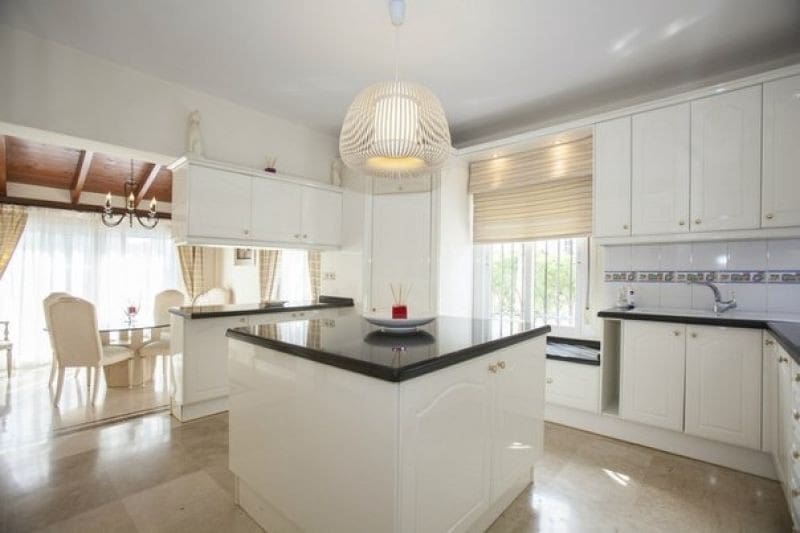 4 sypialnia Willa na sprzedaż w Marbella z basenem garażem - 849 000 € (Ref: 10001581)