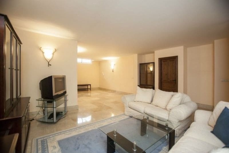 4 sypialnia Willa na sprzedaż w Marbella z basenem garażem - 849 000 € (Ref: 10001581)