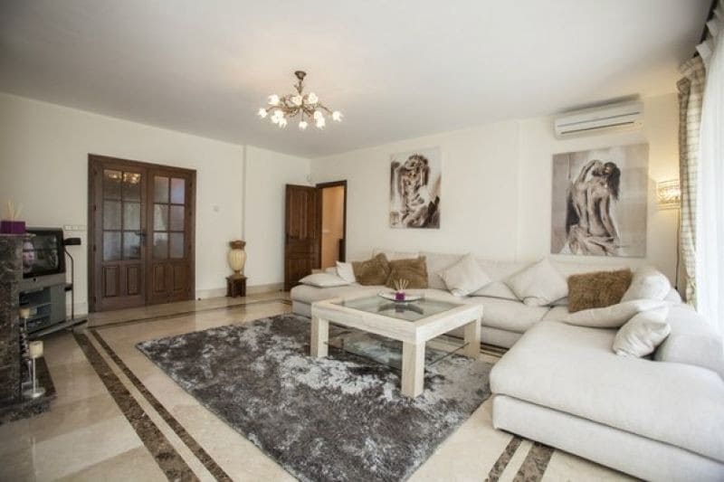 4 sypialnia Willa na sprzedaż w Marbella z basenem garażem - 849 000 € (Ref: 10001581)