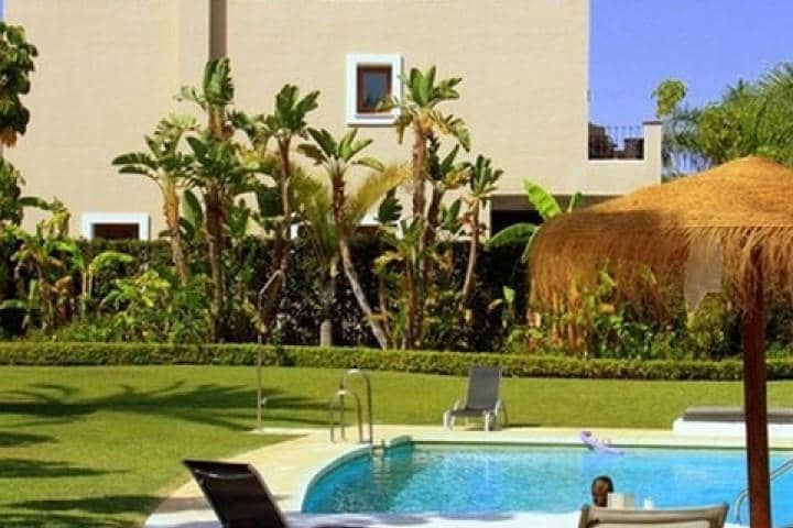3 sypialnia Dom na sprzedaż w Estepona z basenem garażem - 435 000 € (Ref: 10001586)